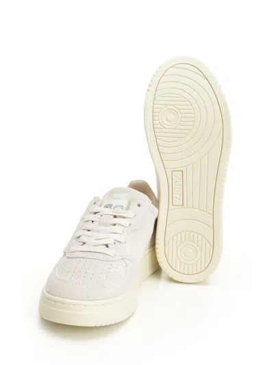 Autry Medalist Low Sneaker In Neutral