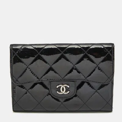 Pre-owned Chanel Black Quilted Patent Leather Cc Flap Compact Wallet