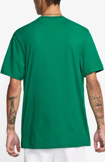 Nike Sportswear Club Crew Neck T-shirt In Green