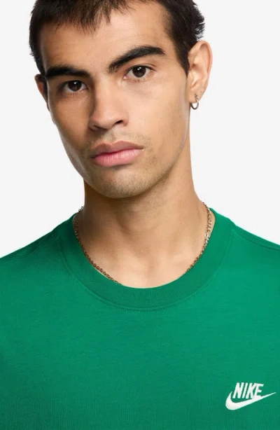 Nike Sportswear Club Crew Neck T-shirt In Green