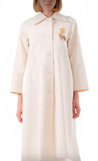 Exquise Brooch Detailed Trench Coat In Cream In Neutral
