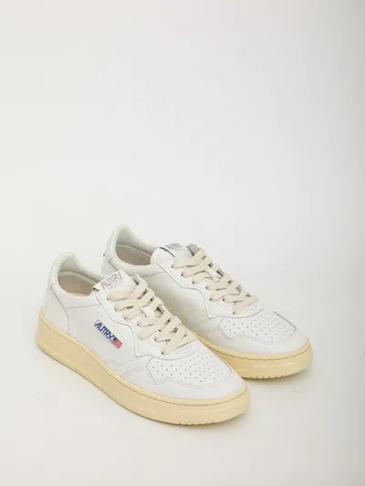Autry Medalist Low Leather Sneakers White In White