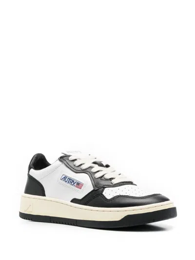 Autry 'medalist' White And Black Low Top Sneakers With Logo Patch