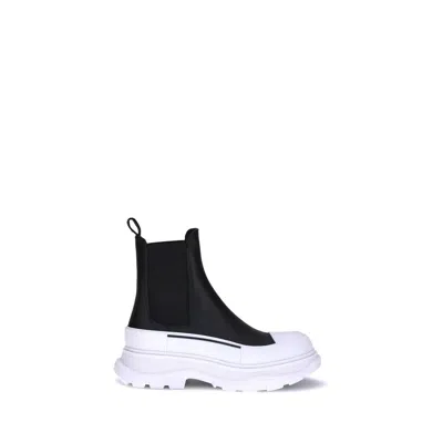 Alexander Mcqueen Round Toe Chelsea Ankle Boots In Black