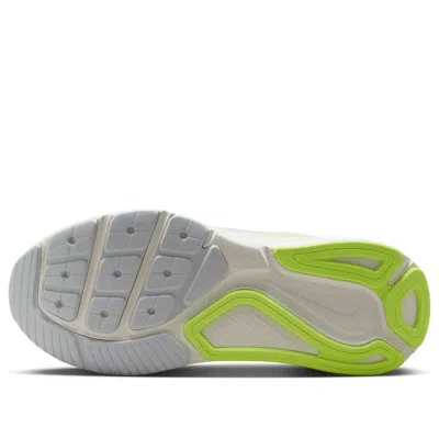 Nike (wmns)  Structure 26 'summit White Barely Volt' In Green