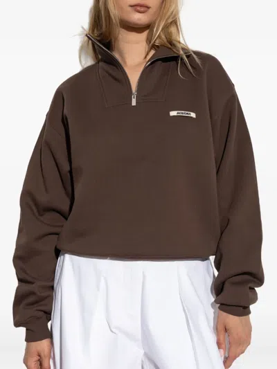 Jacquemus The Gros Grain Zipped-rollneck Sweatshirt In Brown