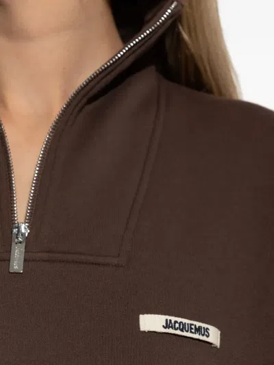Jacquemus The Gros Grain Zipped-rollneck Sweatshirt In Brown