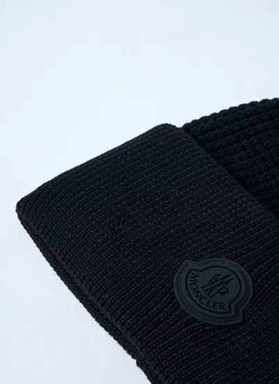 Moncler Men Logo Motif Beanie Hat In Black
