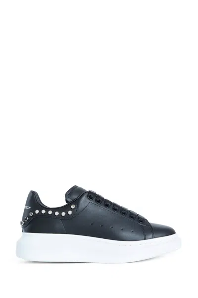 Alexander Mcqueen Studded Leather Platform Sneakers In Black