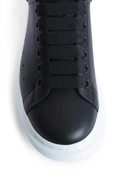 Alexander Mcqueen Studded Leather Platform Sneakers In Black