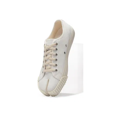 Maison Margiela Minimalist White Low-top Sneakers With Split-toe Design In Animal Print