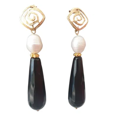 Way To Chic Women's Black / White Pearl & Black Agate Stud Earrings
