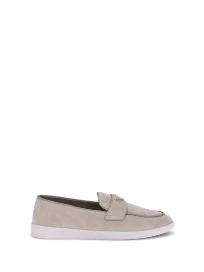 Prada Wildleder-loafer Mit Emailliertem Triangel-logo