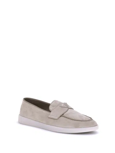 Prada Wildleder-loafer Mit Emailliertem Triangel-logo