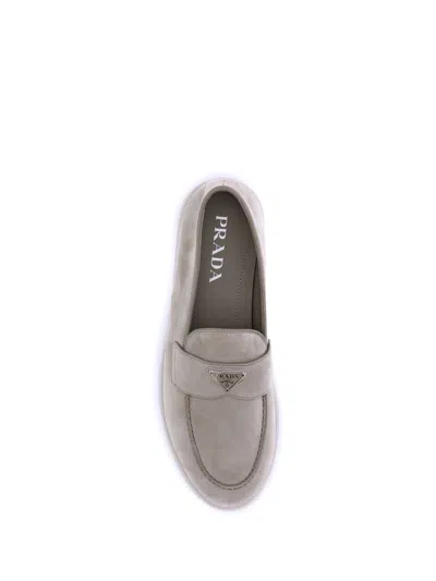 Prada Wildleder-loafer Mit Emailliertem Triangel-logo