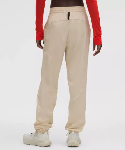 Lululemon Women's Lightweight Woven Jogger