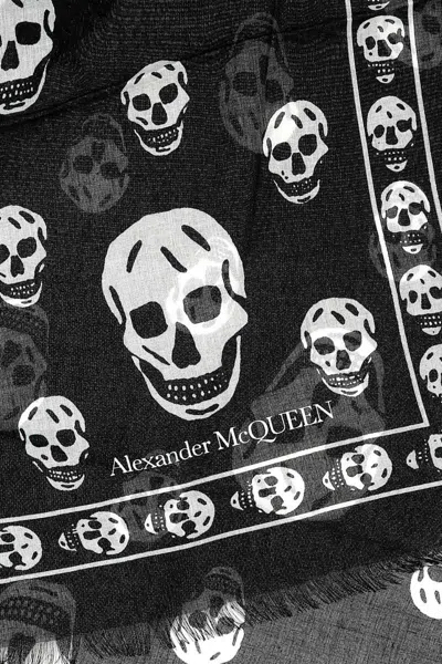 Alexander Mcqueen Fringed Skull Print Rectangular Scarf In Black