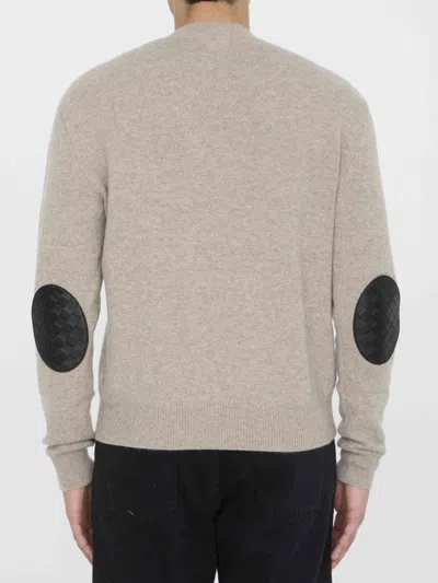 Bottega Veneta Cashmere Crewneck Jumper With Leather Elbow Patches In Neutral