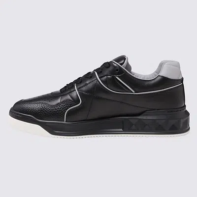 Valentino One Stud Low-top Sneakers In Black