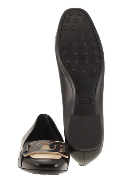 Tod's Leather Ballerina With Chain