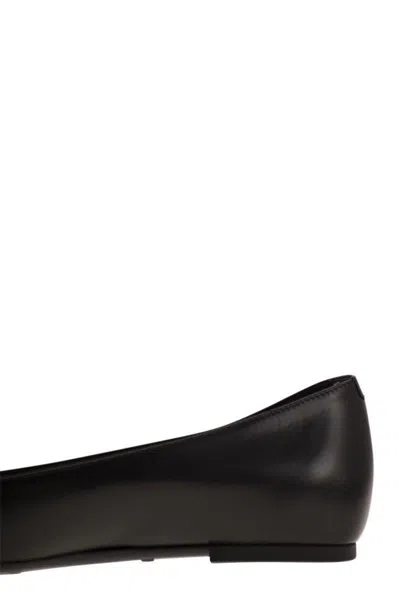 Tod's Leather Ballerina With Chain