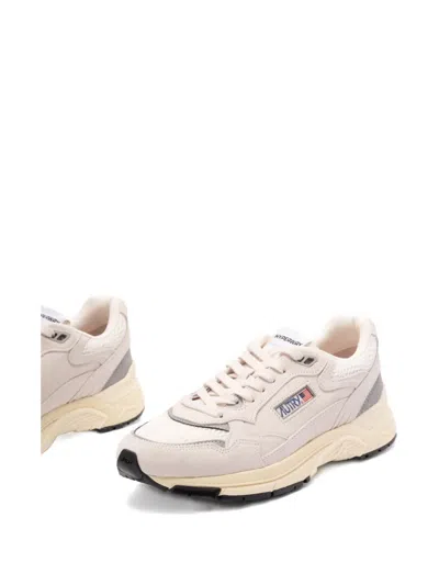 Autry Round Toe Mesh Panels Contrast Sole Sneakers In Neutral