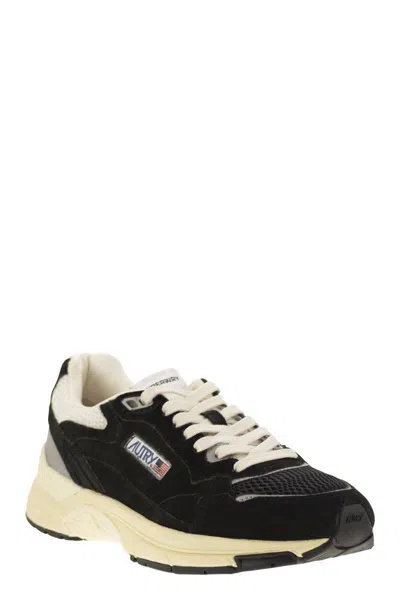 Autry Hyperway Black Low Top Sneakers With Logo Patch On Tongue And Side In Tech Fabric Man