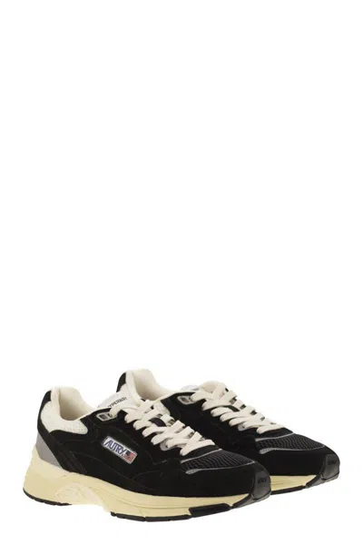 Autry Hyperway Black Low Top Sneakers With Logo Patch On Tongue And Side In Tech Fabric Man