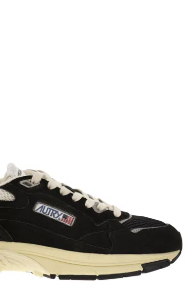 Autry Hyperway Black Low Top Sneakers With Logo Patch On Tongue And Side In Tech Fabric Man
