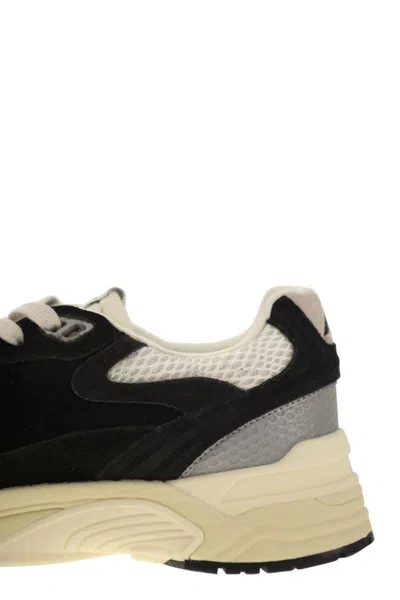 Autry Hyperway Black Low Top Sneakers With Logo Patch On Tongue And Side In Tech Fabric Man