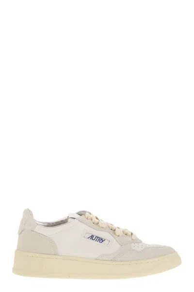 Autry Medalist Low Sneakers With Two Tone Glitter In Neutral