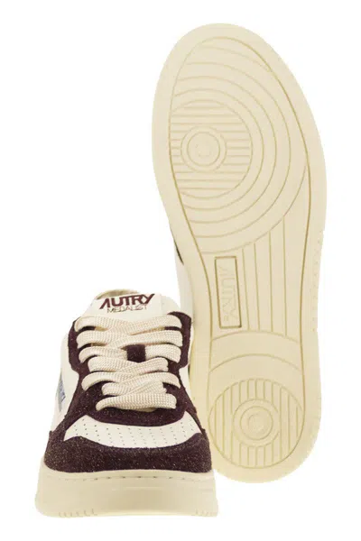 Autry Medalist Low Sneakers With Two Tone Glitter In White
