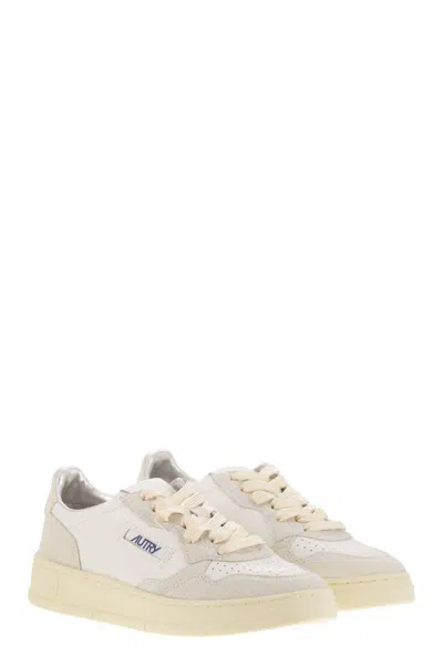 Autry Medalist Low Sneakers With Two Tone Glitter In Neutral