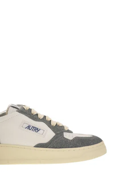 Autry Medalist Low Sneakers With Two Tone Glitter In White