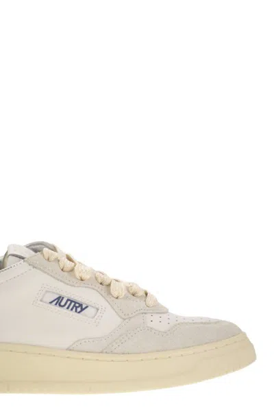 Autry Medalist Low Sneakers With Two Tone Glitter In Neutral