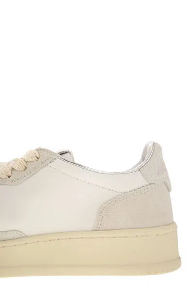 Autry Medalist Low Sneakers With Two Tone Glitter In Neutral