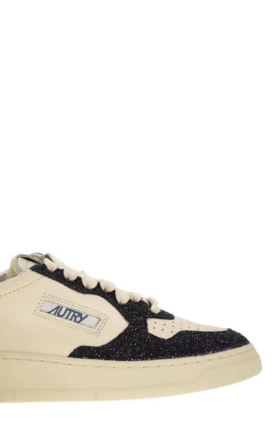 Autry Medalist Low Sneakers With Two Tone Glitter In White