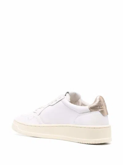 Autry 'medalist' White Low Top Sneakers With Contrasting Heel Tab In Leather Woman