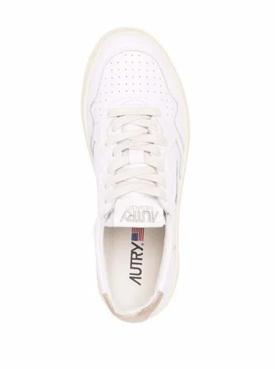 Autry 'medalist' White Low Top Sneakers With Contrasting Heel Tab In Leather Woman
