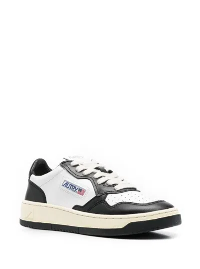Autry 'medalist' White And Black Low Top Sneakers With Logo Patch