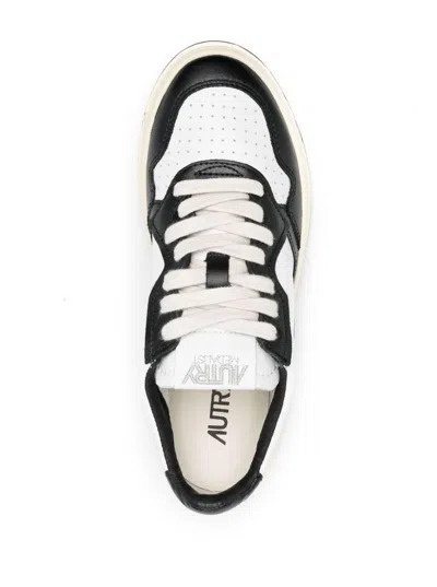 Autry 'medalist' White And Black Low Top Sneakers With Logo Patch