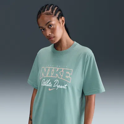 Nike Women's  Sportswear Loose Short-sleeve Graphic T-shirt