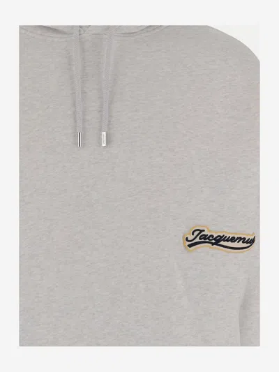 Jacquemus Hooded Sweater With Drawstring And Ribbed Finish In Gray