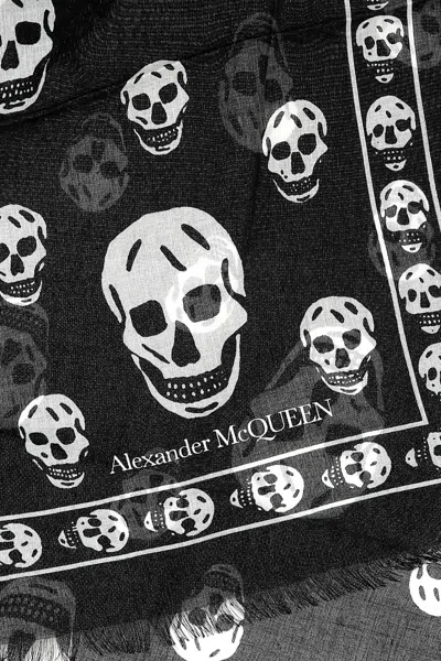 Alexander Mcqueen Fringed Skull Print Rectangular Scarf In Black
