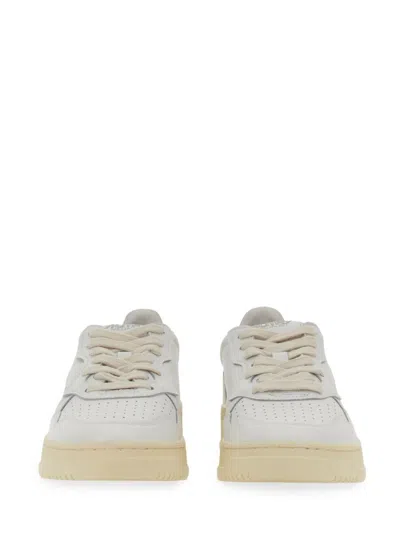 Autry "medalist Low" Sneakers In White