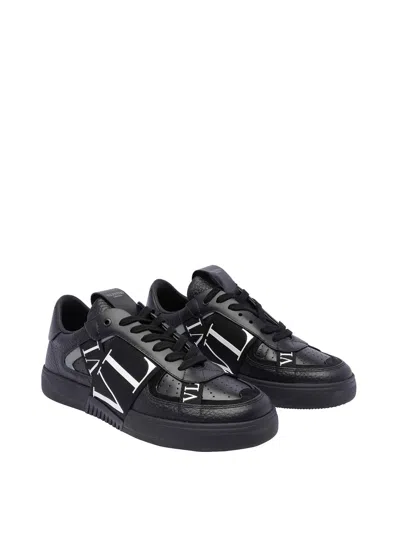 Valentino Panelled Logo-detail Sneakers In Black
