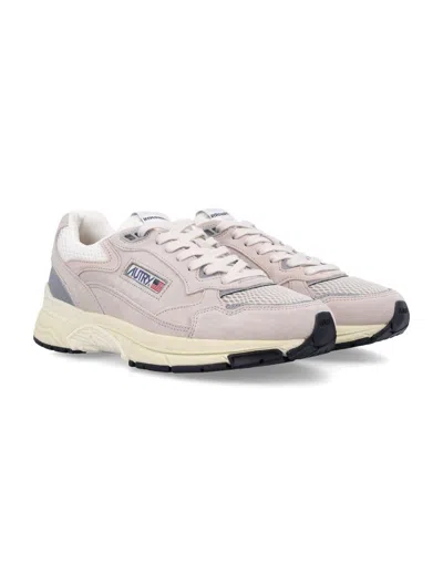 Autry Round Toe Mesh Panels Contrast Sole Sneakers In Neutral