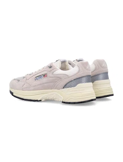Autry Round Toe Mesh Panels Contrast Sole Sneakers In Neutral