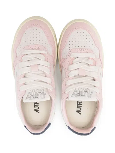 穿孔皮质运动鞋