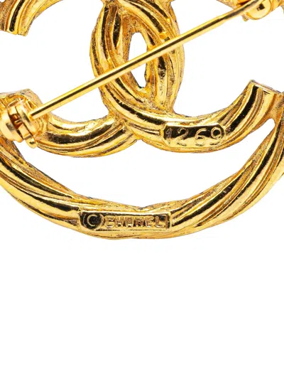 Pre-owned Chanel 20th Century Gold Plated Cc Round Brooch Costume Brooch